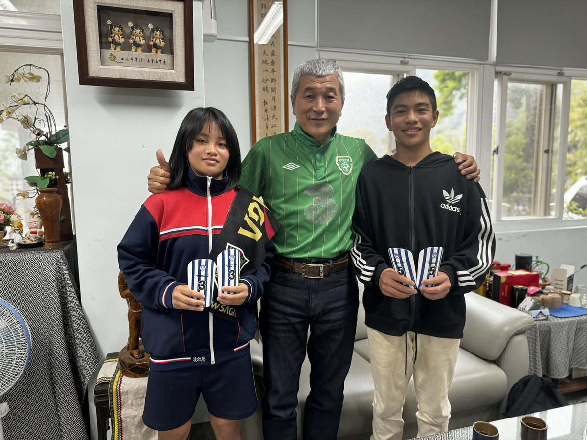 趙榮瑞總監鼓勵足球小選手努力。（趙榮瑞提供）