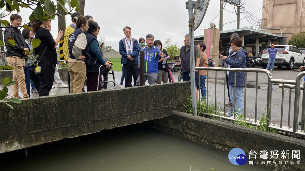 楊瓊瓔國會辦公室邀集中央與地方單位現勘浮圳淹水問題。