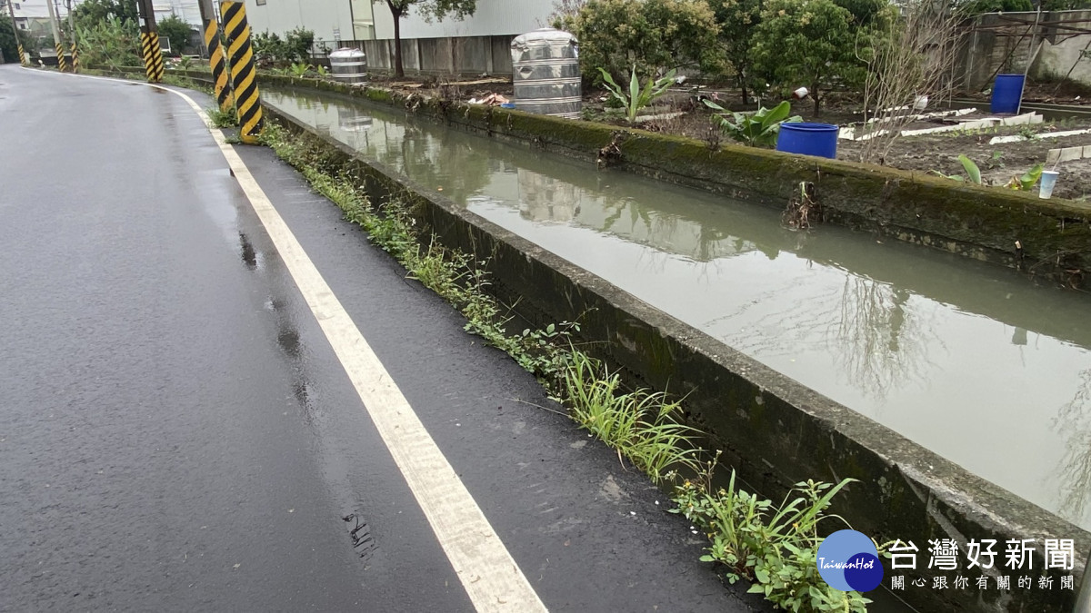 「浮圳」因水面幾乎與路面等高,每逢豪雨經常漫溢路面,造成鄰近民宅、工廠淹水。