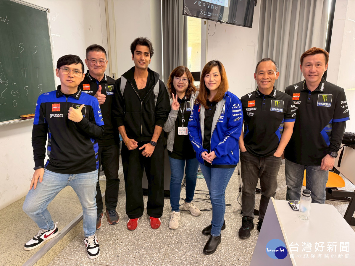 山葉機車工業至元智徵才，元智外籍生（左三）直接投遞履歷