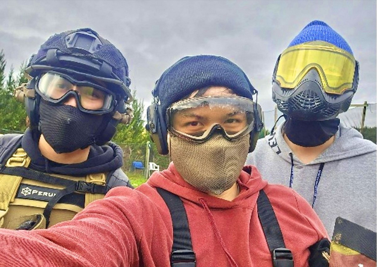 暨大財金系陳同學(中)獲選前往英國密得薩斯大學留學，透過社交活動建立國際友誼，磨練出高度的自律與獨立性。（暨大提供）