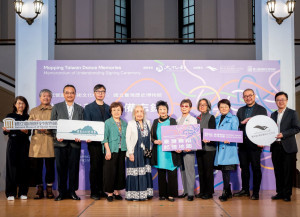 左起:衛武營學推部經理林娟代、臺灣舞蹈記憶地圖顧問貧窮男、臺史博數位創新中心主任楊富欽、文化部藝術發展司副司長黃宏文、前輩舞蹈家許春香、前輩舞蹈家江明珠、前輩舞蹈家簡子愛、前輩舞蹈家姚明麗、臺灣舞蹈記憶地圖顧問陳品秀、臺灣舞蹈記憶地圖顧問陳雅萍、衛武營藝術總監簡文彬以及衛武營營運副總監黃國威。攝影_王弼正，衛武營國家藝術文化中心提供。