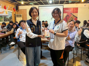 縣府結合企業參訪深化青年職涯專業倫理，縣府機要秘書黃馨瑩到場支持。（縣府提供）