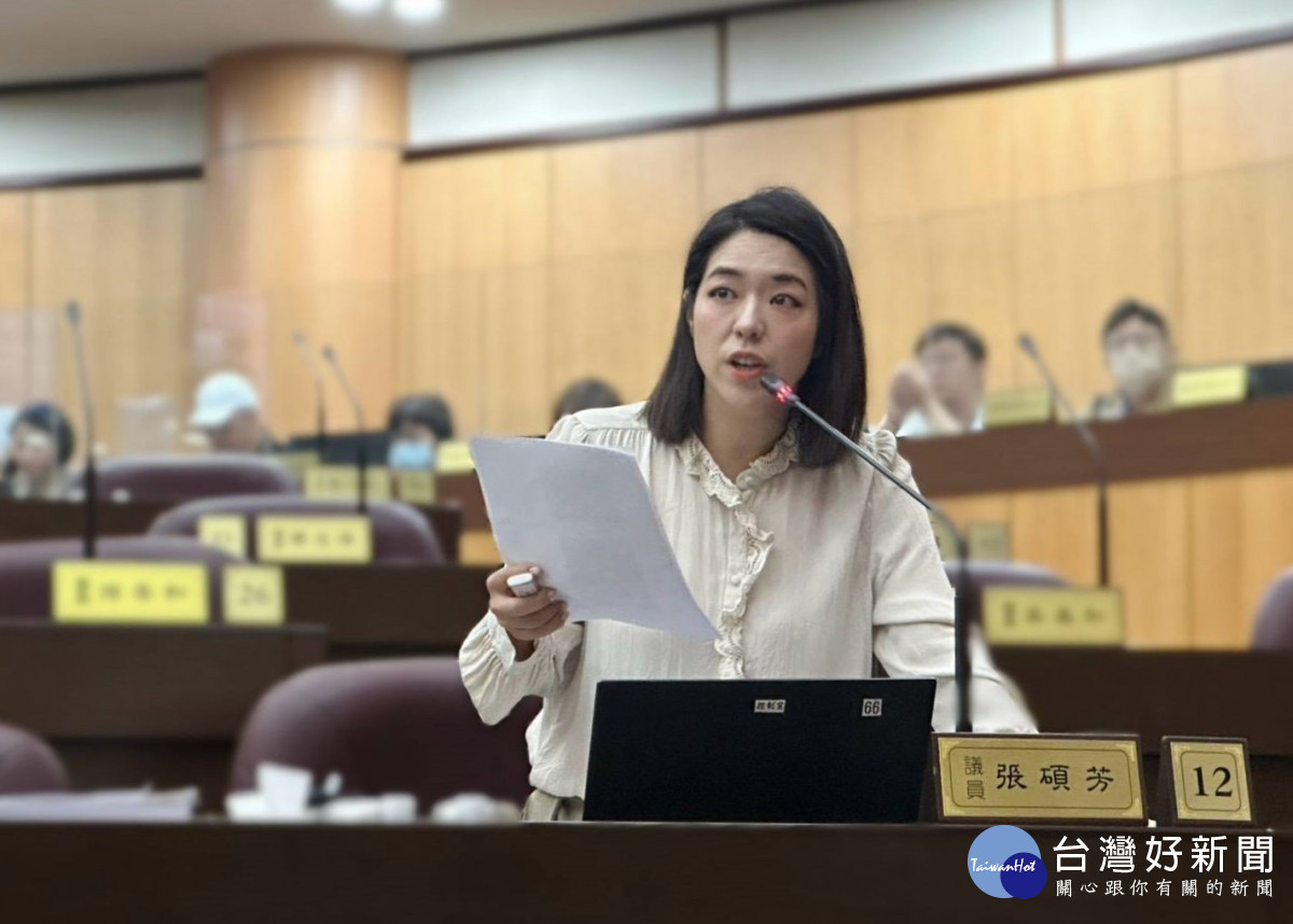 桃園市議員張碩芳質詢時指出,桃園車站商圈連鎖餐廳爆出食安爭議,顯示食安監管機制仍有明顯漏洞,亟待全面檢討與強化。