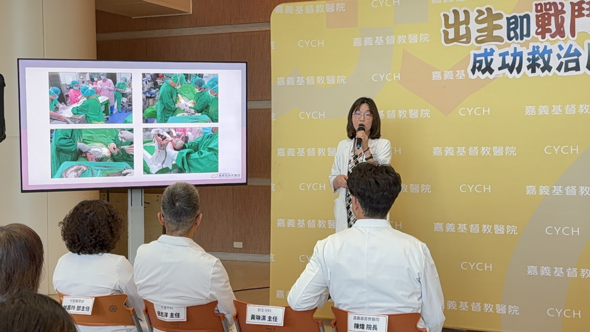 兒童醫學部副部主任黃琳淇說明照護過程/林詩涵攝影