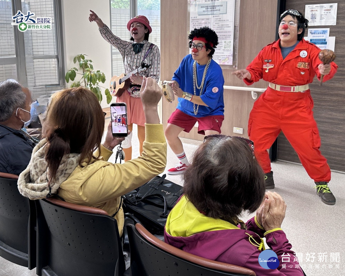 醫療現場充滿笑聲　新竹臺大分院攜小丑醫生陪伴病童