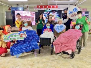 如果兒童劇團帶來劇碼《布萊梅樂隊》精采片段演出，院民與照護人員感受藝術與社會關懷。