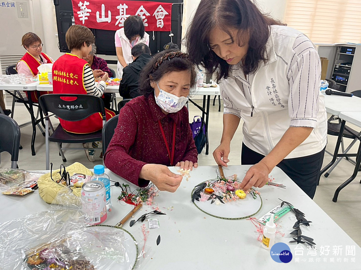 華山蘆竹站15週年感恩茶會 孤老團扇傳情謝義工