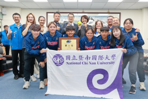 許縣長接見暨大女壘選手盛讚南投之光。（縣府提供）