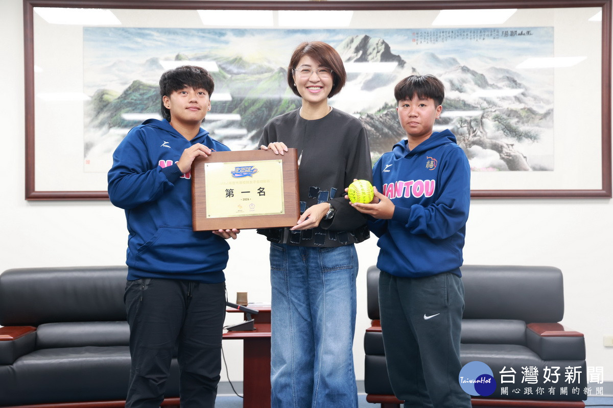 球隊呈獻簽名球與獎盃。（縣府提供）