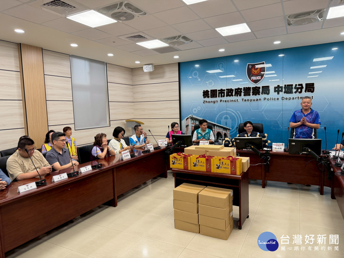 中藥行致贈補品挺壢警守護治安。