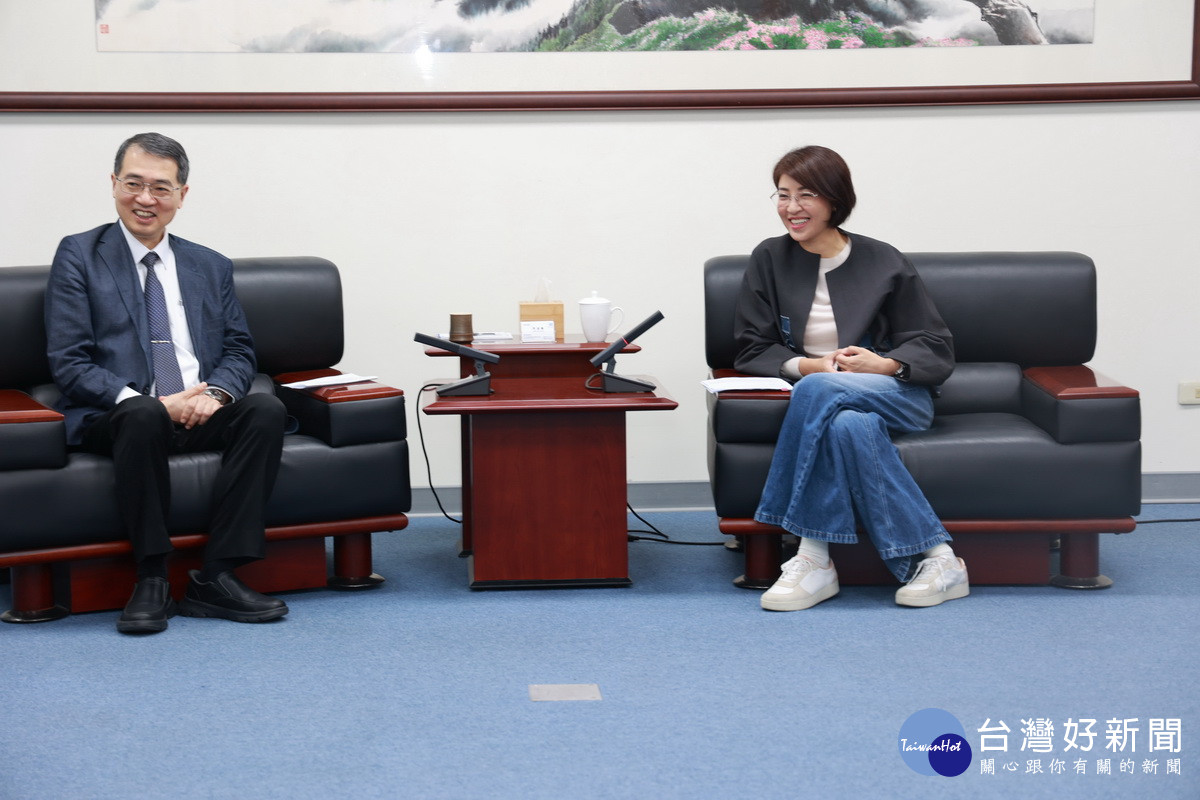 武東星校長很以女壘隊為榮。（縣府提供）