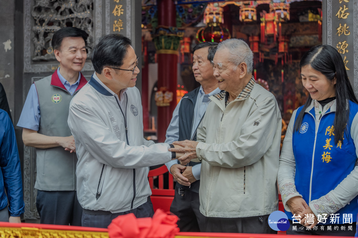 張市長與福元宮主委握手致意。