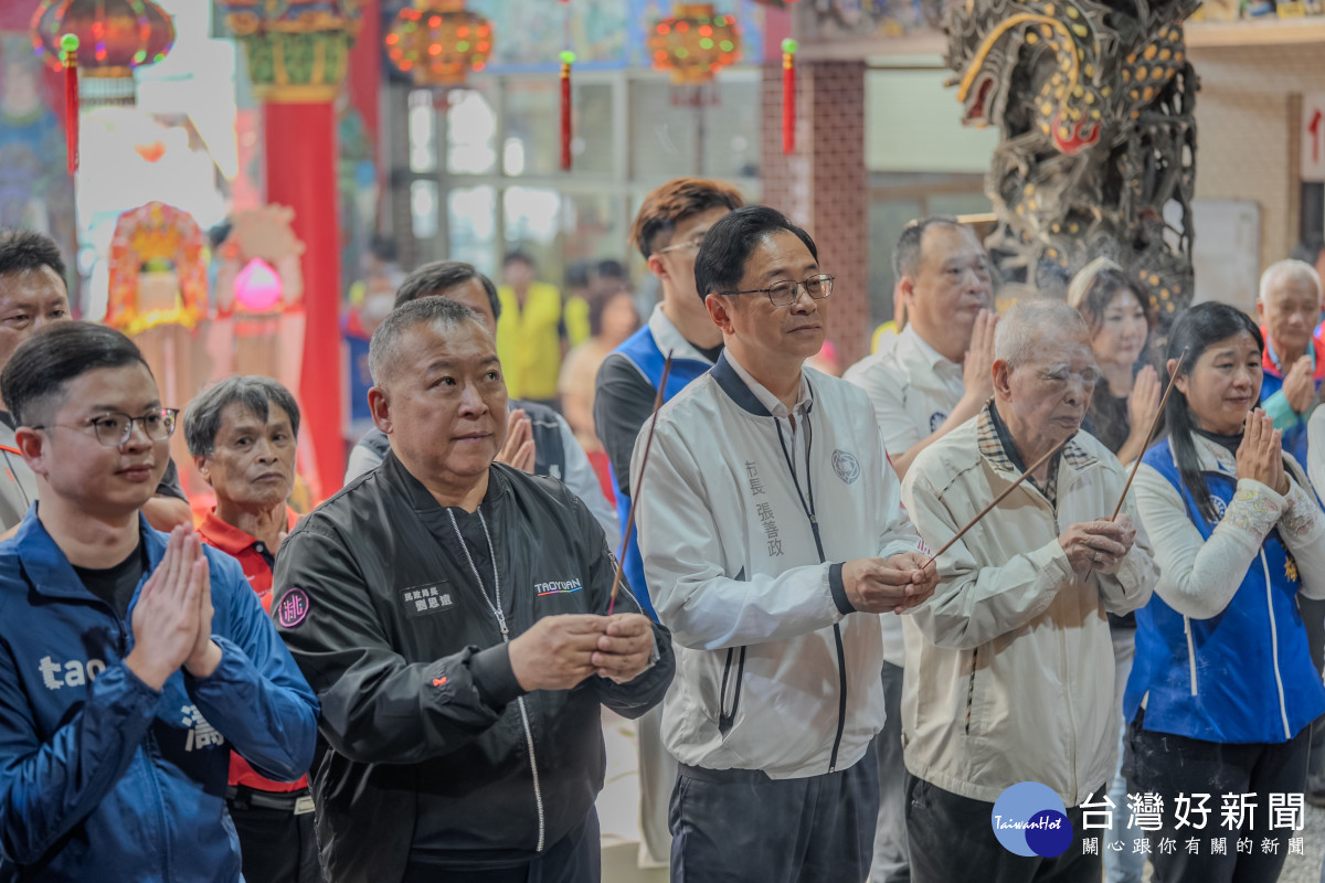 張市長與出席嘉賓一同參香。