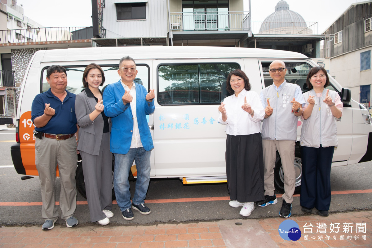 市政顧問林文村以林來順先生及母親林邱銀花女士名義捐贈長照交通車給嘉義市長照中心／市府提供