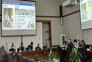 出席共享機車營運商簡報。(圖/臺中市政府環保局)