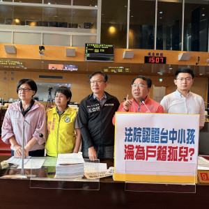 謝志忠（右二）等多位議員聯合呼籲市府啟動行政裁量以守護孩童權益。