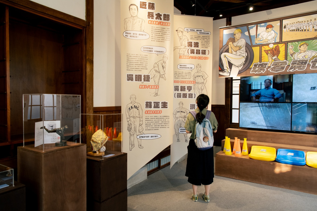 嘉義市長黃敏惠今（9）日攜手出身嘉義的棒球名將曾智偵、嘉義基層棒球教育重要推手李文傳教練，以及統一獅現役球員陳重羽一同為嘉義棒球文學特展揭開序幕／市府提供