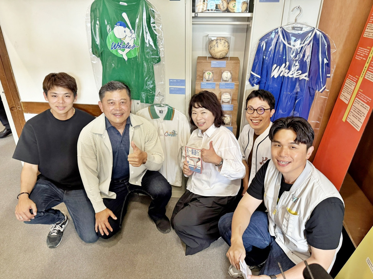 嘉義市長黃敏惠今（9）日攜手出身嘉義的棒球名將曾智偵、嘉義基層棒球教育重要推手李文傳教練，以及統一獅現役球員陳重羽一同為嘉義棒球文學特展揭開序幕／市府提供