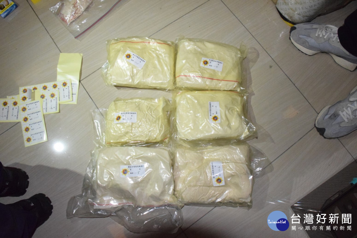 分裝完成彩虹菸與果汁粉包，如同小型毒品量販店。