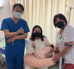 竹榮醫療團隊婦產科主任曹俊達醫師(左)長年深耕偏鄉，與新生兒及家屬合影。