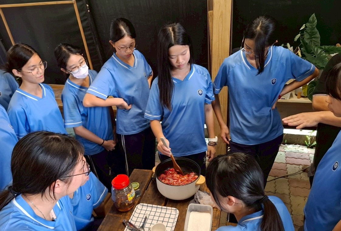 在食農課程中學習熬煮草莓醬，令學子燃起「煮自己種的草莓」的挑戰