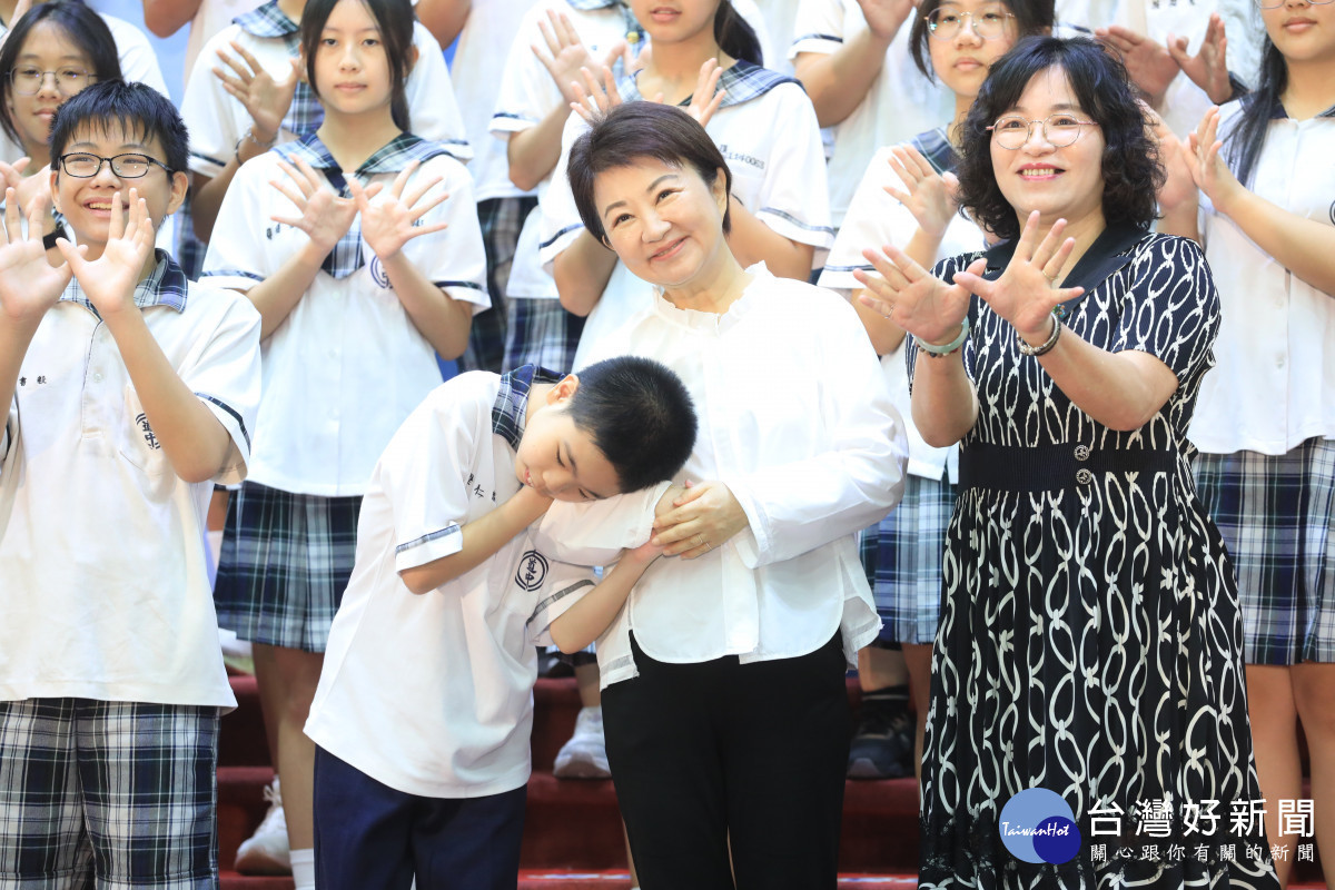 盧市長與學生溫馨合照
