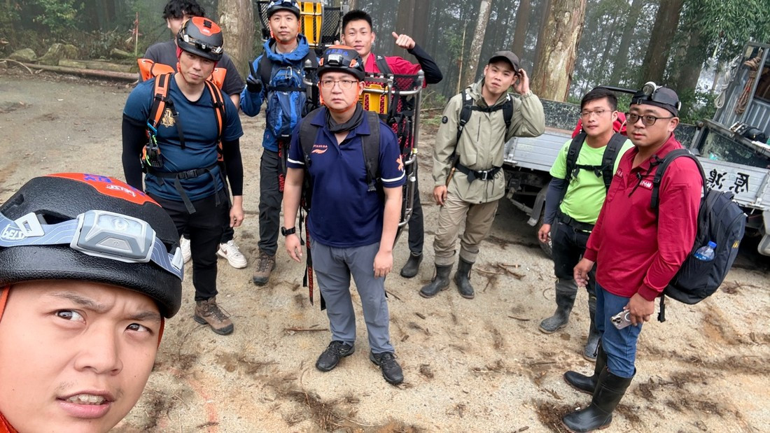山友雙龍林道3.5K摔傷,出動警義消救援人員。(圖/南投縣政府消防局提供)