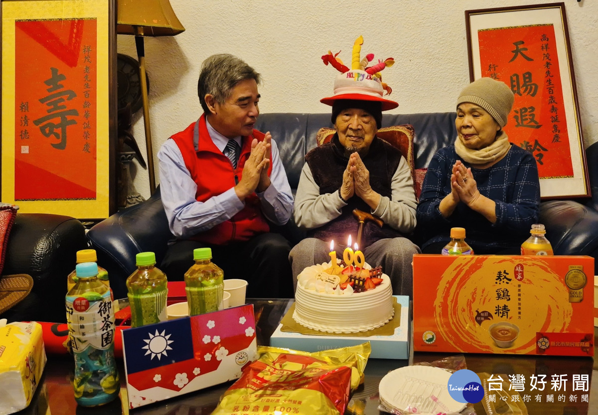 百歲榮民爺爺溫馨祝壽　新北榮服處轉贈祝賀壽屏及賀禮