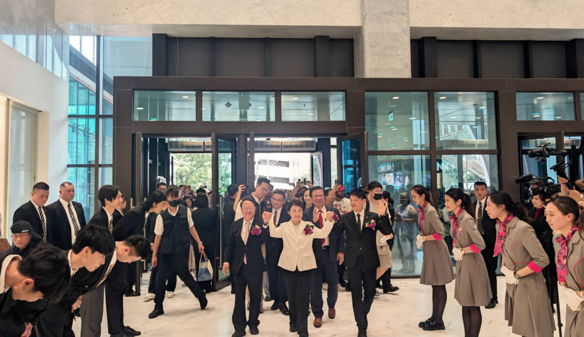 12時30分時,漢神洲際百貨正式開門迎賓,市長及多位嘉賓帶領民眾入場。