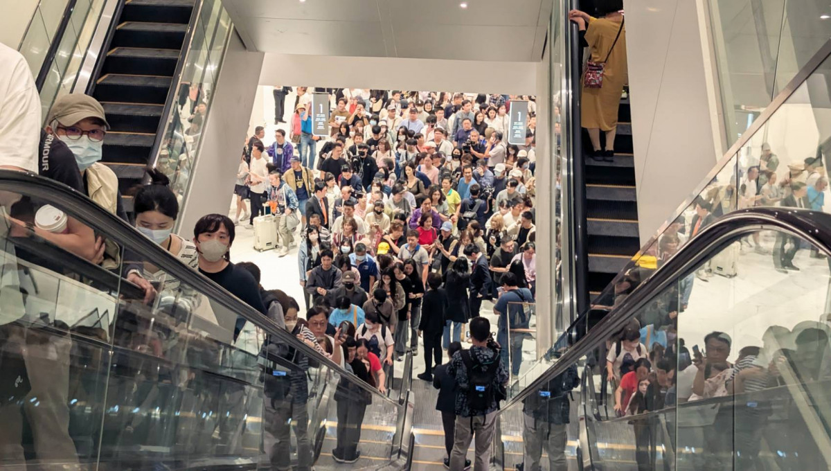 首日湧入的人潮十分驚人。