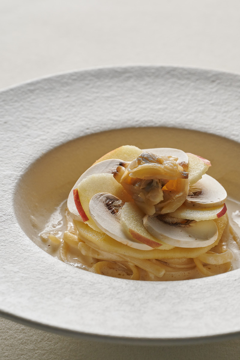 慢烤蘋果雞湯白醬時蔬義大利麵。圖/業者提供