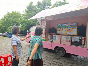 長輩體驗Switch保齡球遊戲。