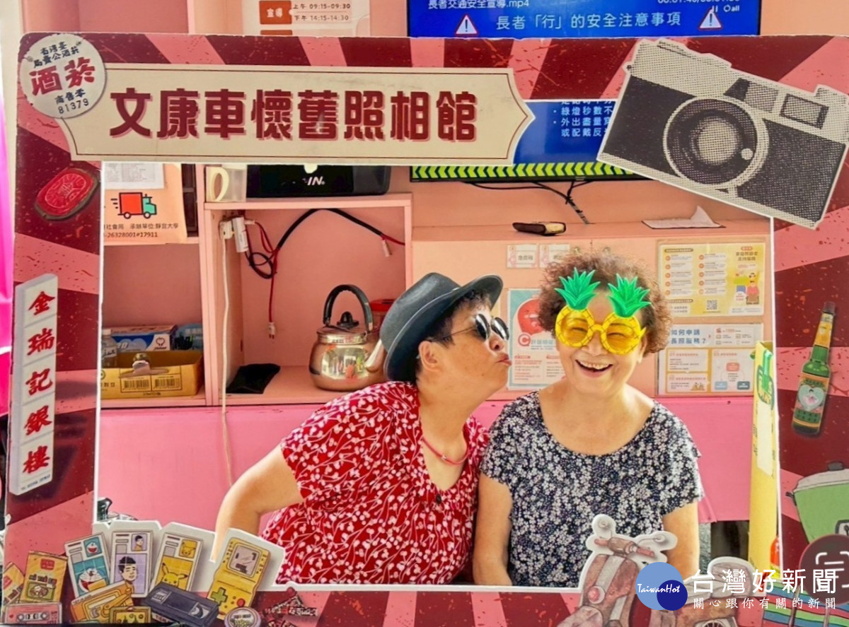 長輩身穿復古服飾開心合影。