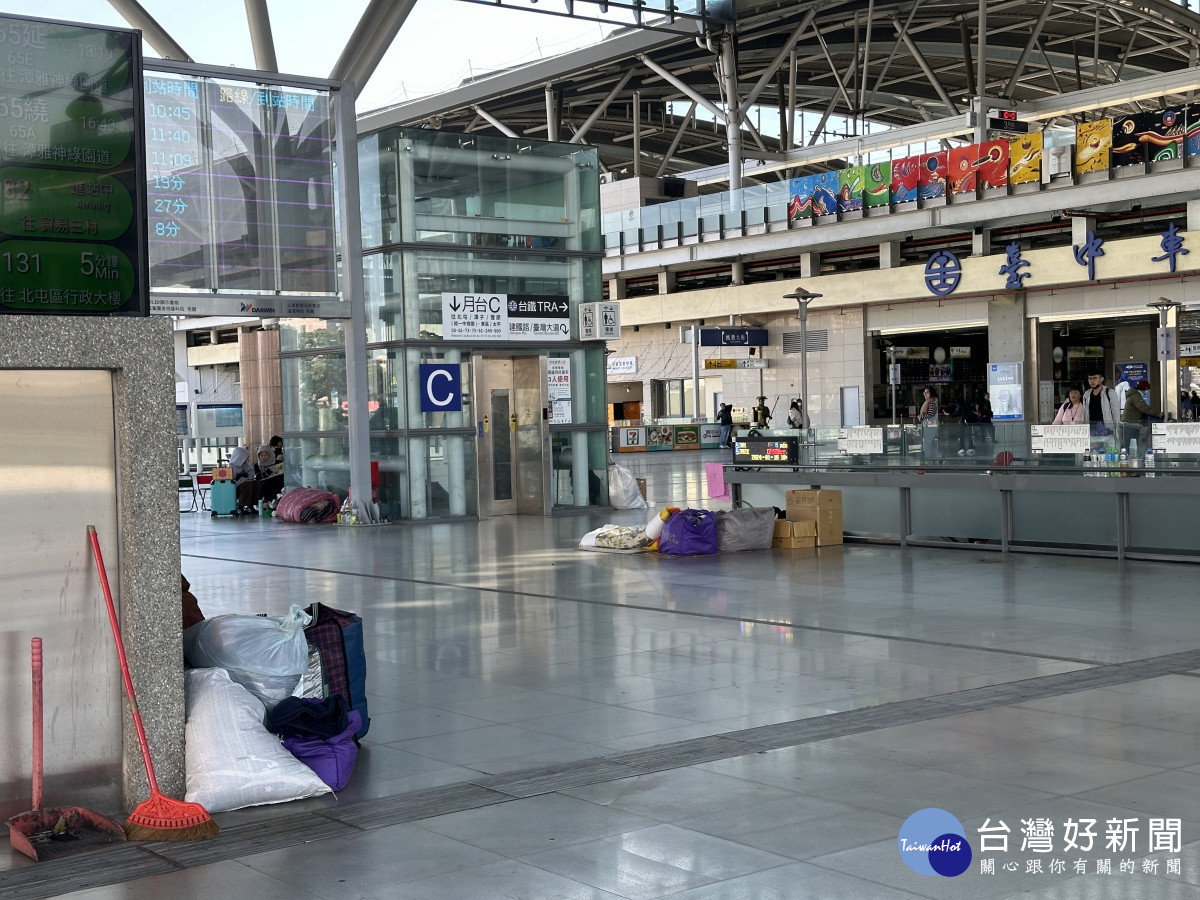 台中火車站街友群聚行李堆置有礙觀瞻。