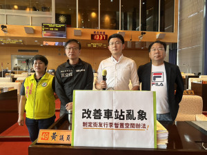 市議員黃守達(右2)等人針對台中車站街友亂象聯合質詢。