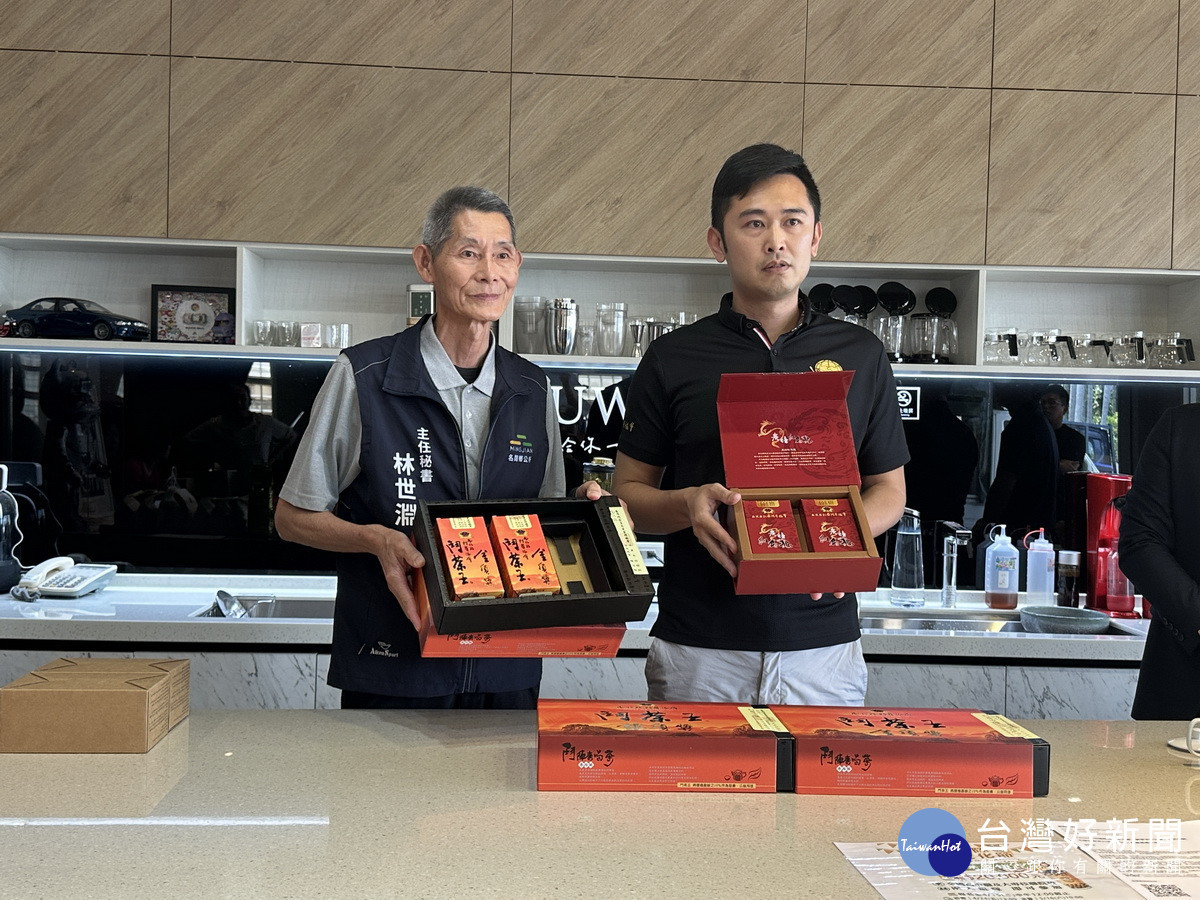 林主秘連理事長開箱比賽茶。(記者扶<br />
小萍攝)<br />
<br />
