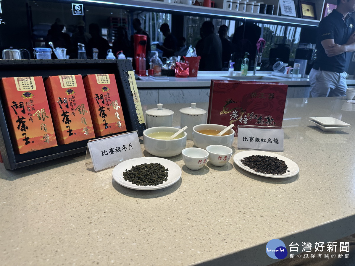 鬥茶協會提供專業基底茶。(記者扶小萍攝)<br />
<br />