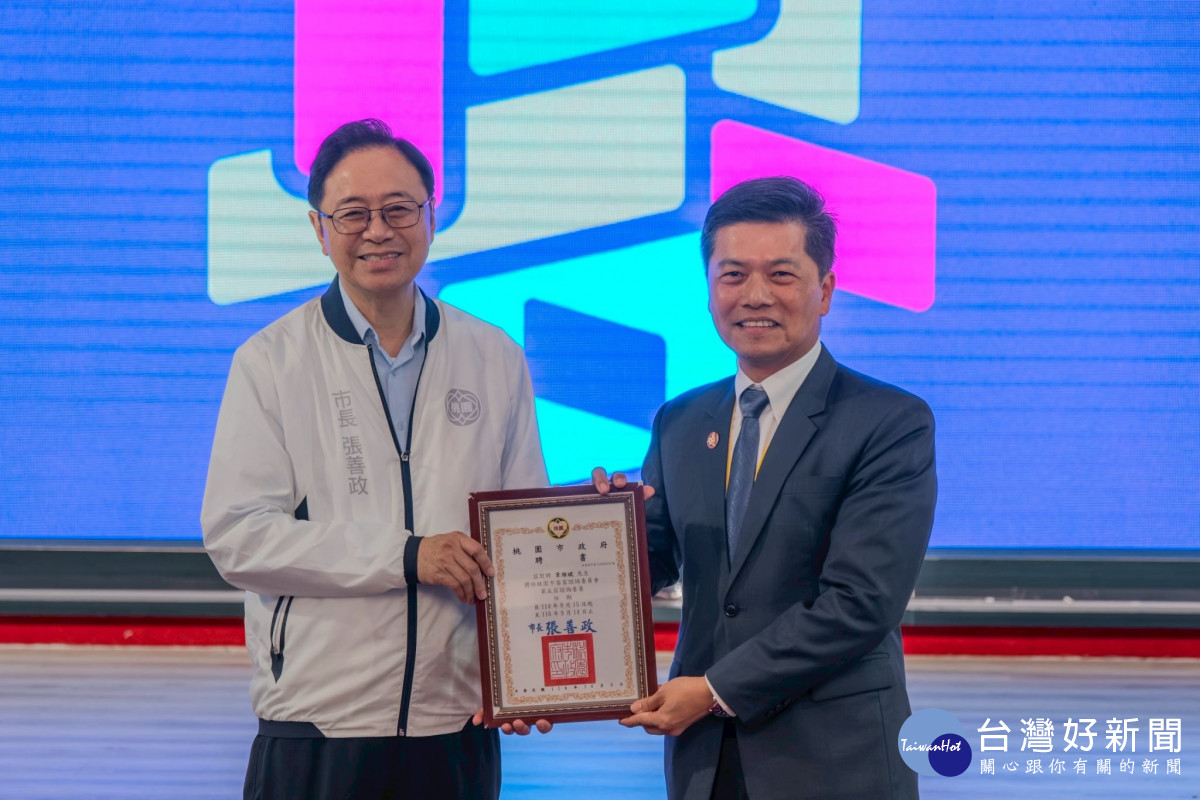 張市長頒發諮詢委員聘書。