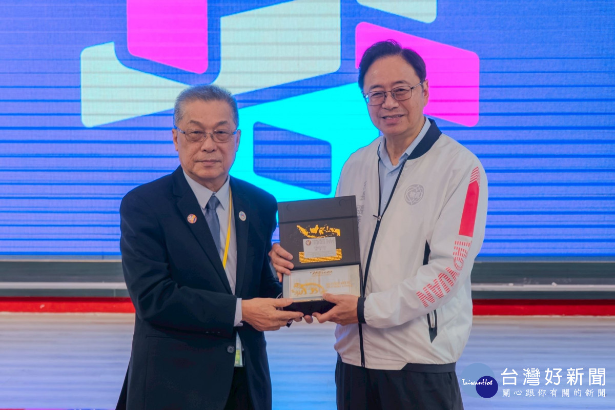 亞洲台灣客家聯合總會邱總會長贈張市長禮品。