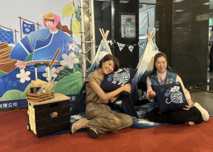 許縣長與邱鄉長歡迎大家參與Hakka嘉年華。（記者扶小萍攝）