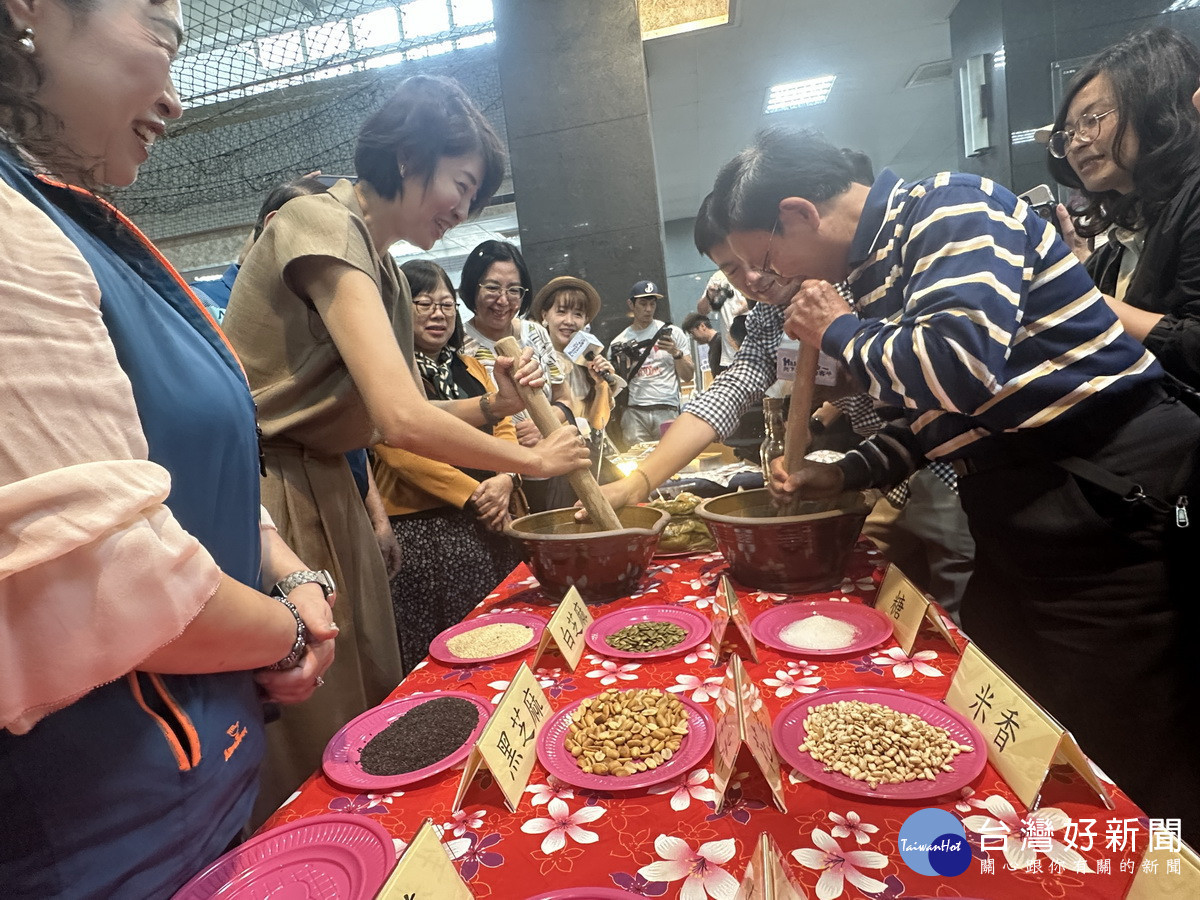 許縣長賞試擂茶香氣撲鼻。（記者扶小萍攝）