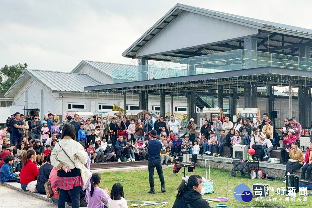 中原文創園區週末街頭藝人演出。<br />