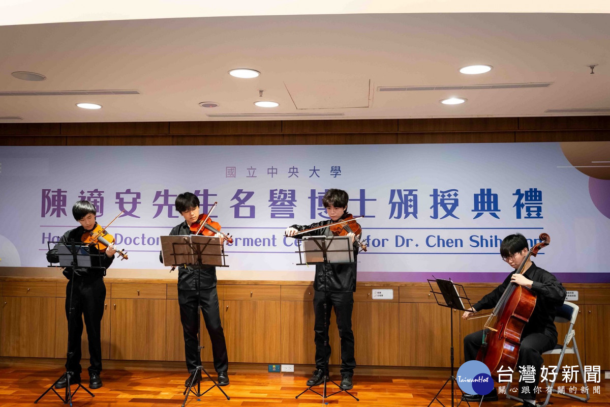 典禮開場聆聽開場莫札特樂曲,讓陳適安感觸甚深,這兩首曲子正是他當年擔任管弦樂團首席時最常演奏的曲目。