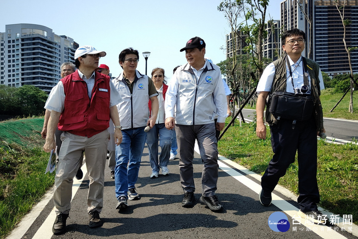 經濟部水利署署長林元鵬視察「老街溪右岸芝和橋至領航南橋護岸新建工程」。<br />
