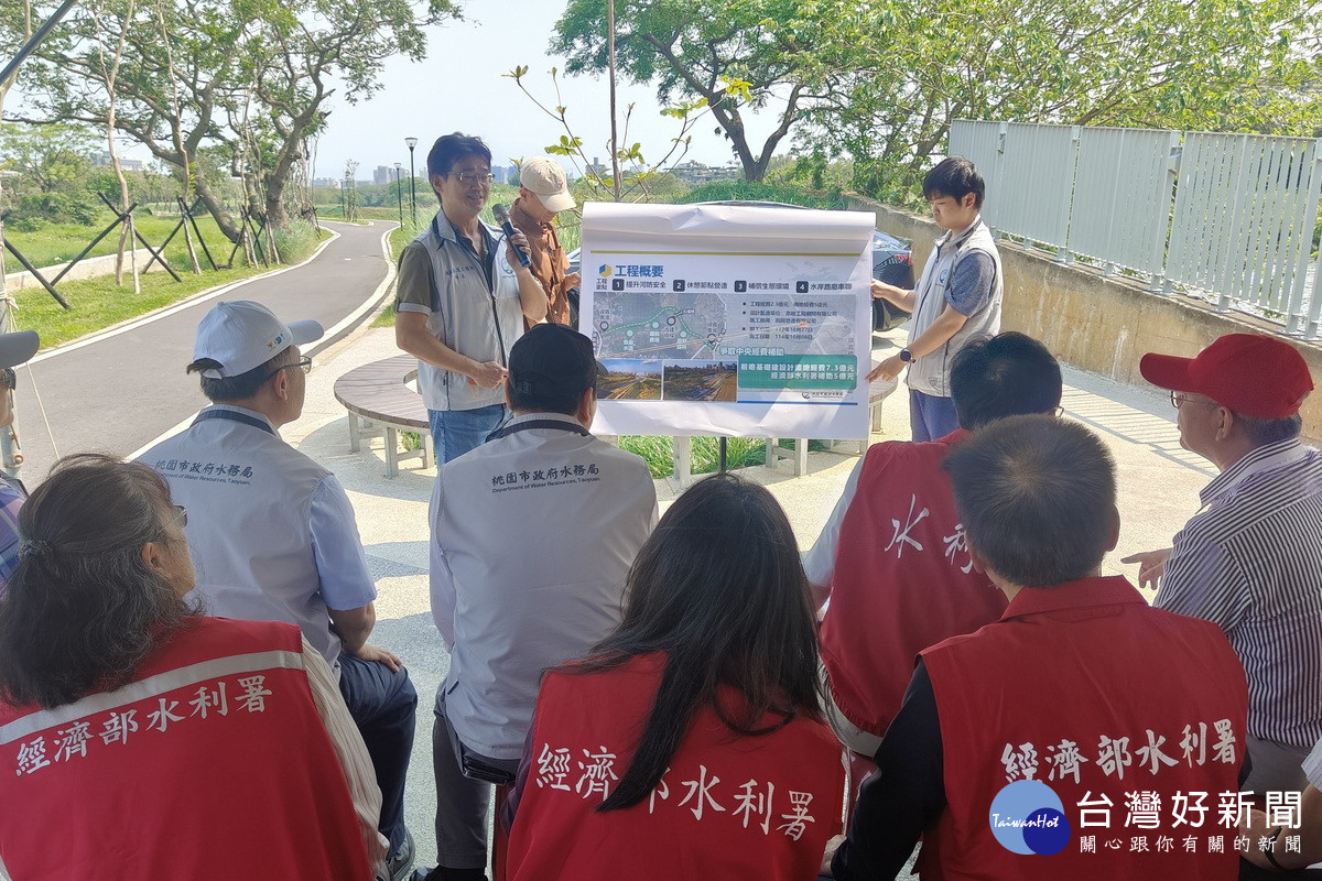 經濟部水利署署長林元鵬聽取「老街溪右岸芝和橋至領航南橋護岸新建工程」簡報。