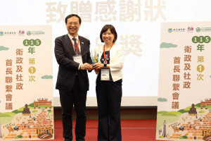 嘉義市府衛生局局長廖育瑋代表領取「綜合獎」第一名獎座／嘉義市府提供