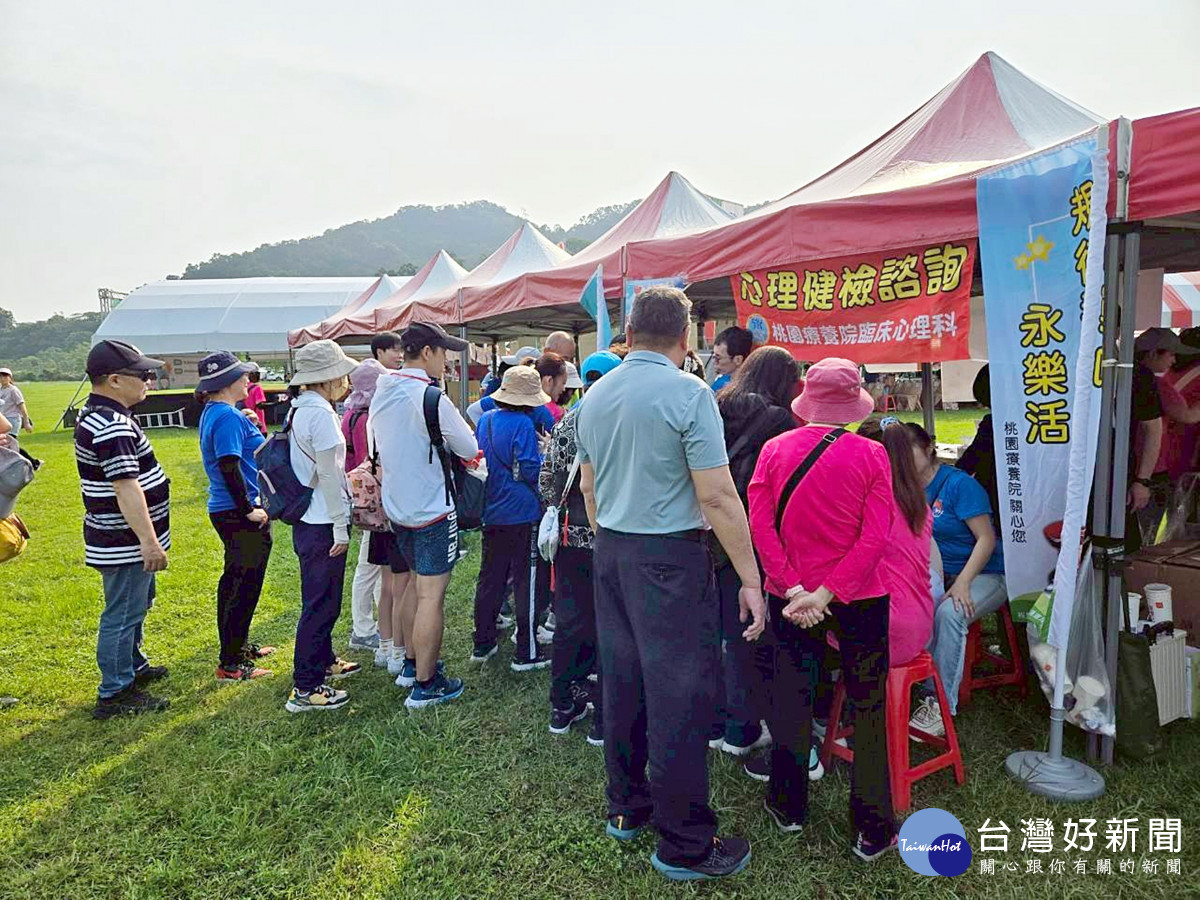民眾踴躍參與「桃療幸福加值站」活動，注重身心健康。 (桃療提供)