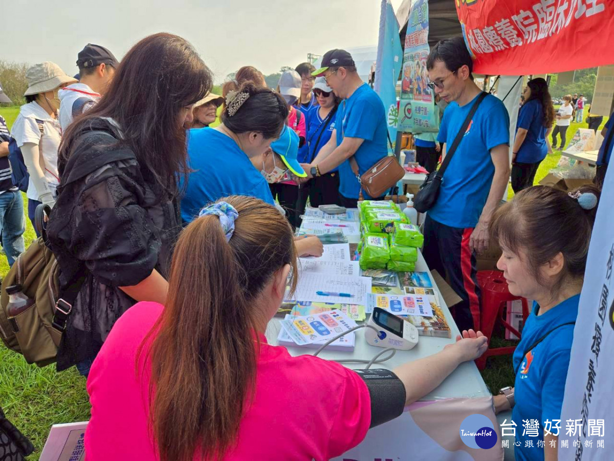桃療「幸福加值站」攤位以「心理健康、肌力評估、血壓管理」三大主軸為核心，提升民眾對生理、心理健康議題的覺察與重視。 (桃療提供)