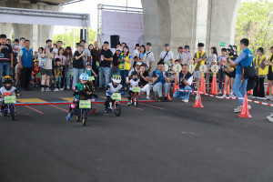 小朋友出發競技，議員市長代表一旁加油。（記者扶小萍攝）